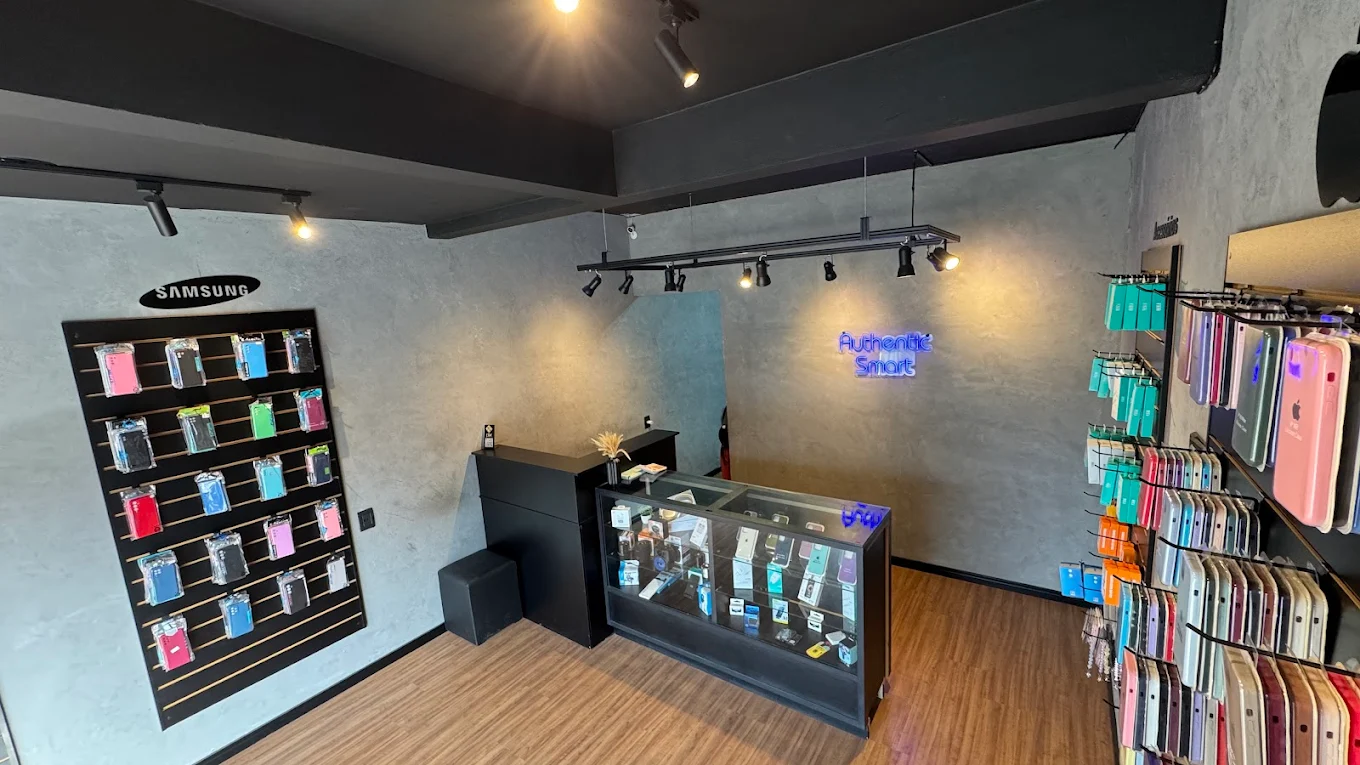 Interior da loja Authentic Smart · Centro de Reparo de Hardware|Authentic Smart · Centro de Reparo de Hardwareem Itajaí, com bancada técnica